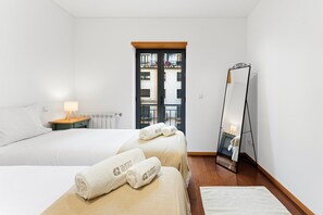 Een bureau, een strijkplank/strijkijzer, internet, beddengoed