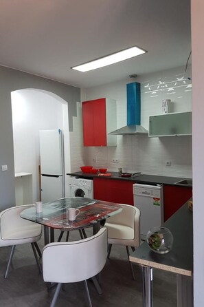 Fridge, microwave, dishwasher, cookware/dishes/utensils - Entrevias Unterkunft und weitere Wohnungen in León by Interhome (León)