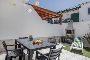 Outdoor dining - Vacation Home 'Casa Noelia' with Mountain View, Private Terrace and Wi-Fi (Playa Blanca)