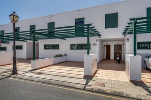 Exterior - Vacation Home 'Casa Noelia' with Mountain View, Private Terrace and Wi-Fi (Playa Blanca)