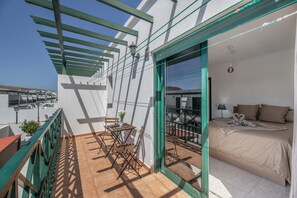 2 bedrooms, iron/ironing board, WiFi, bed sheets - Vacation Home 'Casa Noelia' with Mountain View, Private Terrace and Wi-Fi (Playa Blanca)