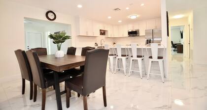 Madison Street Retreat- Fully Renovated 4 Bedroom / 2 Bath with Game Room