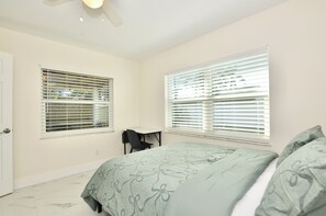 4 Schlafzimmer, Schreibtisch, Bügeleisen/Bügelbrett, Reisekinderbett
