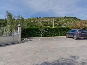 Unclassified image, 4 of 19, button - BB Himmlische Wolfskatze by Interhome (Mattinata)
