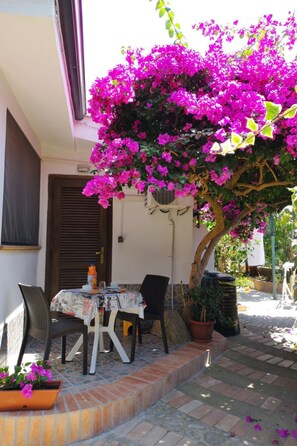Outdoor dining - Gästezimmer 'Room' mit Grill by Interhome (Capo Vaticano)