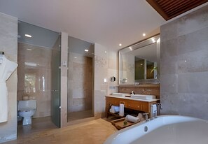 Shower, hair dryer, towels, soap - Grand Luxxe One Bedroom Villa - Riviera Maya (Playa del Carmen, Cancún)
