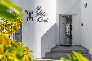 Exterior detail - Villa Carol: Spacious Holiday Home with Mountain Views, Wi-Fi & Air Conditioning (Playa Blanca)