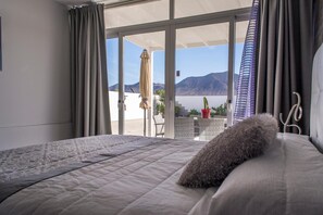 4 bedrooms, WiFi, bed sheets - Villa Carol: Spacious Holiday Home with Mountain Views, Wi-Fi & Air Conditioning (Playa Blanca)