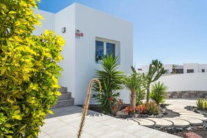 Property grounds - Villa Carol: Spacious Holiday Home with Mountain Views, Wi-Fi & Air Conditioning (Playa Blanca)