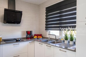 Fridge, microwave, oven, stovetop - Villa Carol: Spacious Holiday Home with Mountain Views, Wi-Fi & Air Conditioning (Playa Blanca)