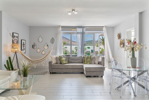 Villa Carol: Spacious Holiday Home with Mountain Views, Wi-Fi & Air Conditioning