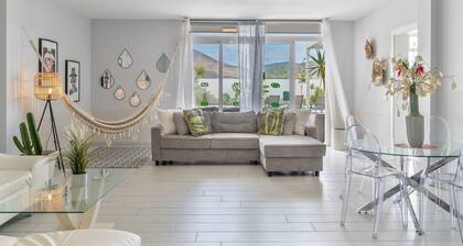 Villa Carol: Spacious Holiday Home with Mountain Views, Wi-Fi & Air Conditioning