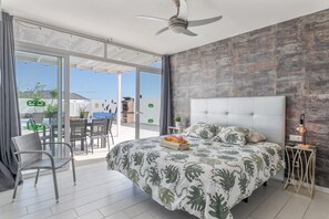 4 bedrooms, WiFi, bed sheets - Villa Carol: Spacious Holiday Home with Mountain Views, Wi-Fi & Air Conditioning (Playa Blanca)