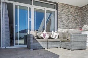 Terrace/patio - Villa Carol: Spacious Holiday Home with Mountain Views, Wi-Fi & Air Conditioning (Playa Blanca)