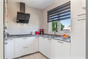 Een koelkast, een magnetron, een oven, een kookplaat