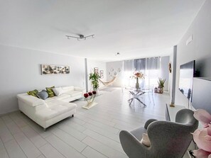 TV - Villa Carol: Spacious Holiday Home with Mountain Views, Wi-Fi & Air Conditioning (Playa Blanca)