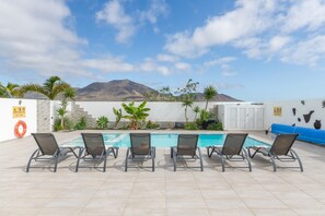 Pool - Villa Carol: Spacious Holiday Home with Mountain Views, Wi-Fi & Air Conditioning (Playa Blanca)