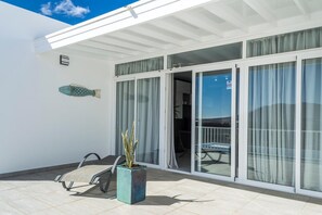Terrace/patio - Villa Carol: Spacious Holiday Home with Mountain Views, Wi-Fi & Air Conditioning (Playa Blanca)