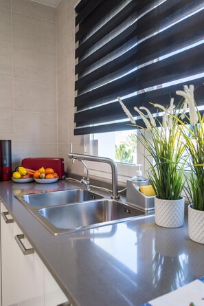 Fridge, microwave, oven, stovetop - Villa Carol: Spacious Holiday Home with Mountain Views, Wi-Fi & Air Conditioning (Playa Blanca)