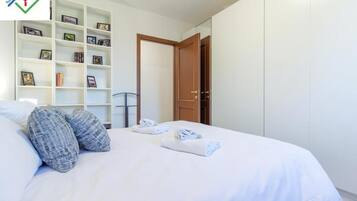 Schreibtisch, Bügeleisen/Bügelbrett, Reisekinderbett, kostenloses WLAN