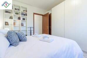 Schreibtisch, Bügeleisen/Bügelbrett, Reisekinderbett, kostenloses WLAN