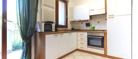 Kjøleskap, mikrobølgeovn, ovn og kokeplater