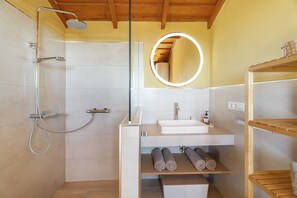 Dusch, hårtork och handdukar