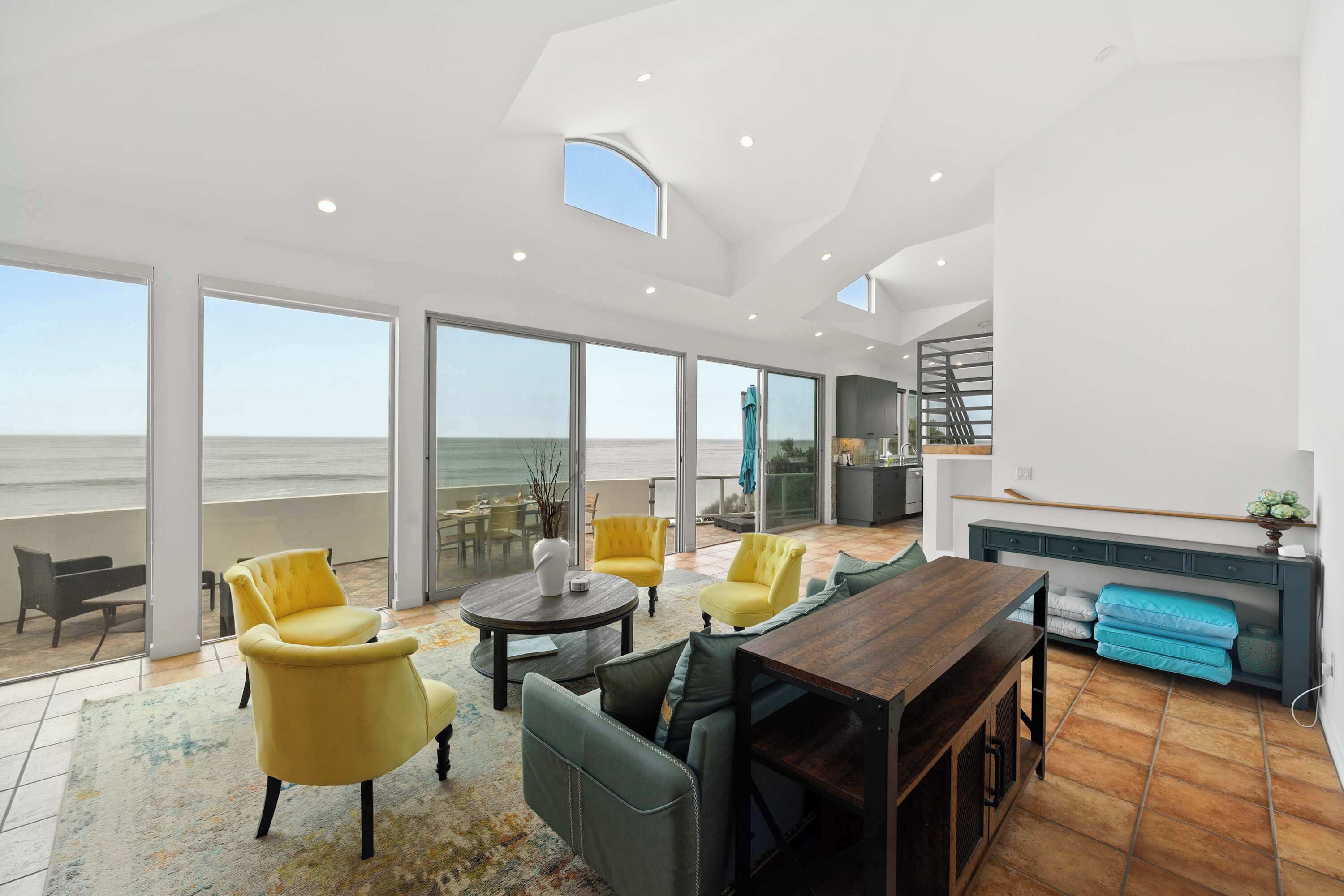 Televisión, chimenea y oficina 