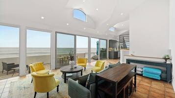 Televisión, chimenea y oficina