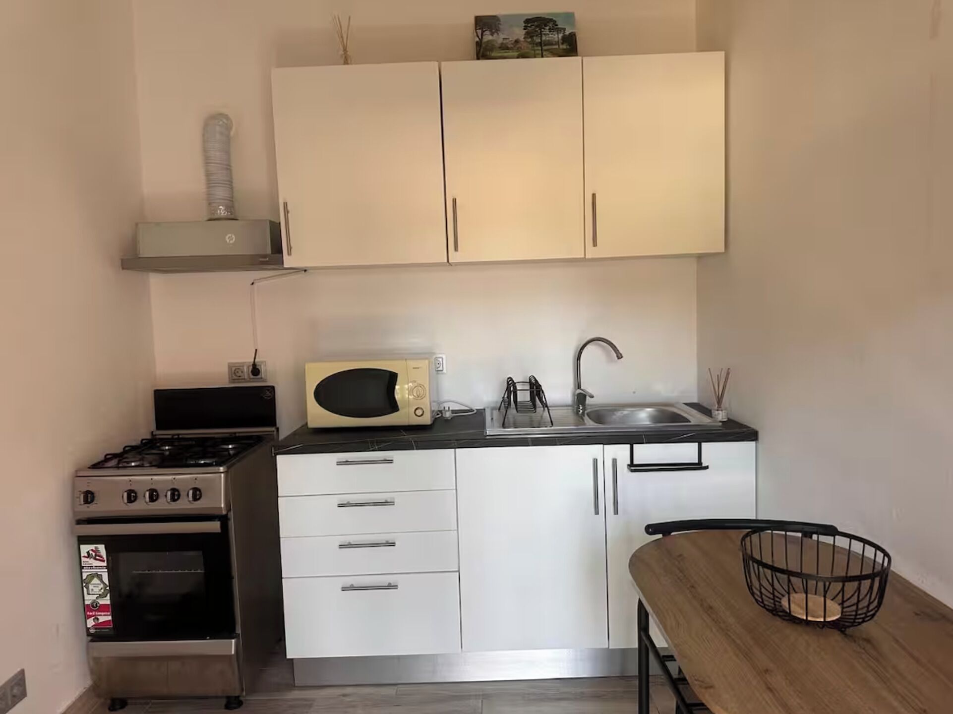 Geladeira, micro-ondas, fogão, cooktop