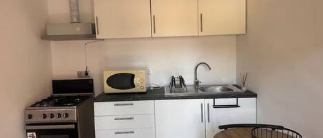 Geladeira, micro-ondas, fogão, cooktop