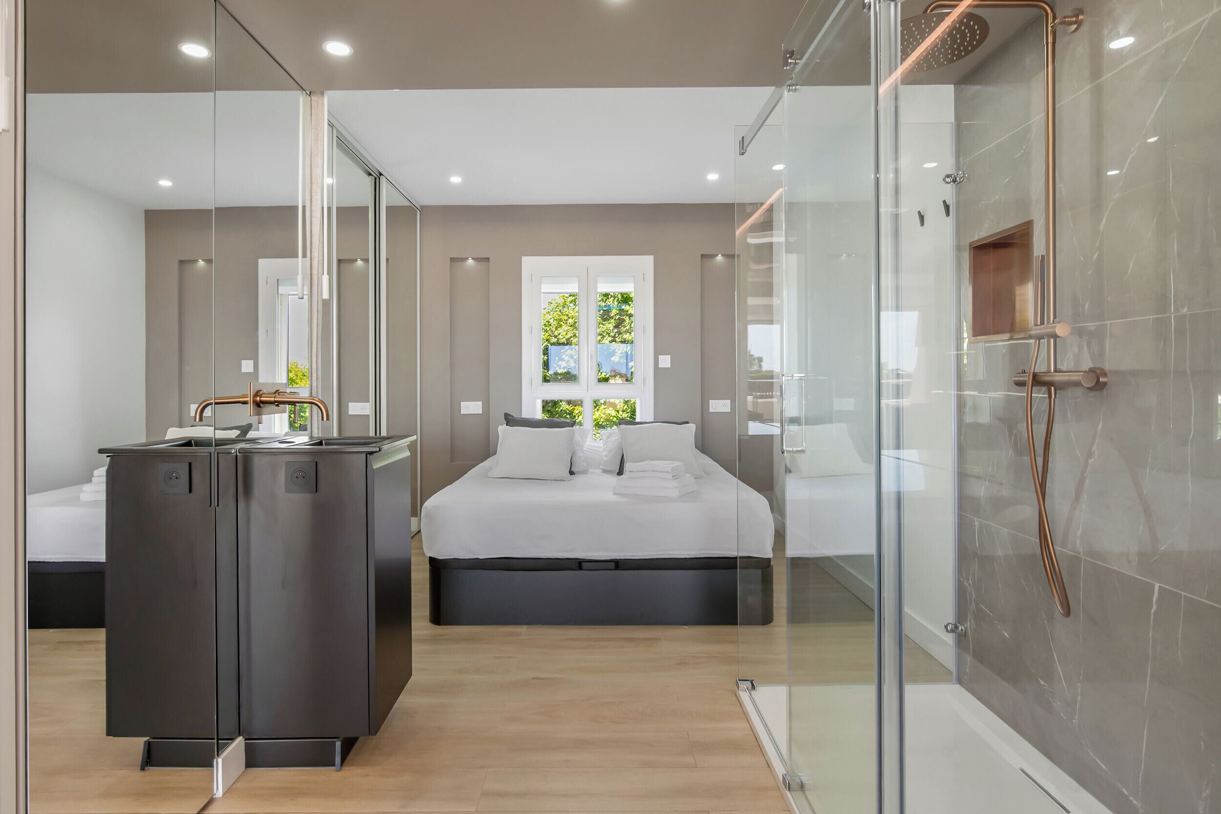 Douche, articles de toilette gratuits, sèche-cheveux
