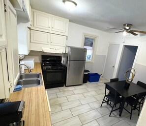 Microondas, horno, parrilla de estufa y lavavajillas 