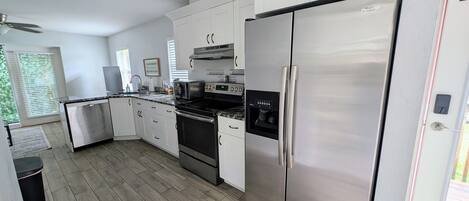 Frigorífico, microondas, horno y placa de cocina