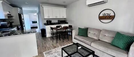 Una Smart TV, libros