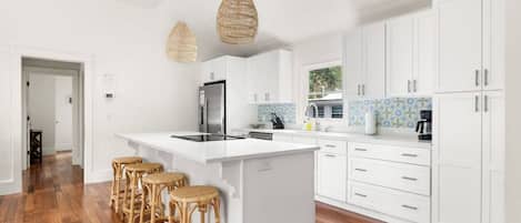 Kjøleskap, mikrobølgeovn, ovn og kokeplater