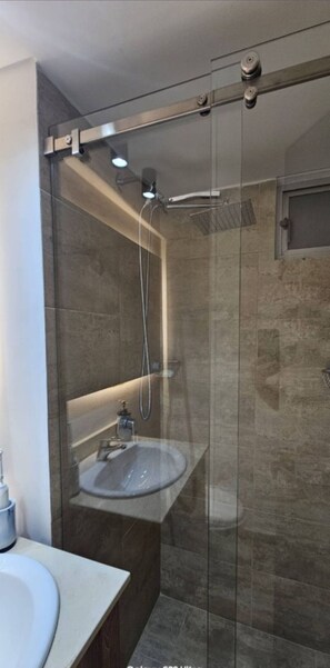 Toallas, jabón, papel de baño 