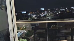 A balcony with a view of a cityscape at night, a table with chairs, and a sofa. - Beautiful apartment with a spectacular view (Cali)