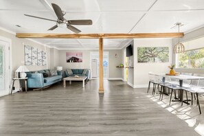 TV - 2 Blocks to the Beach! Folly Beach Classic - 3BR (Folly Beach)