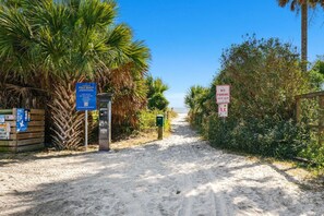 Beach nearby - 2 Blocks to the Beach! Folly Beach Classic - 3BR (Folly Beach)