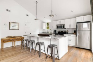 Fridge, microwave, oven, stovetop - Beach Maverick - 3 BR 2 Bath 1 Block to Center St! (Folly Beach)