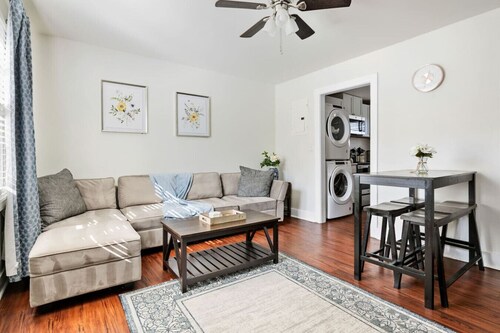 Cozy 2BR Getaway Minutes to Downtown - Dayton C