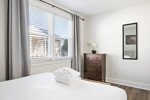 Tabla de planchar con plancha, wifi y ropa de cama