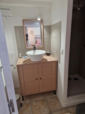 Shower, free toiletries, hair dryer, towels - Studio "La Farigoulette" with Shared Pool, Private Terrace and Wi-Fi (Aniane)