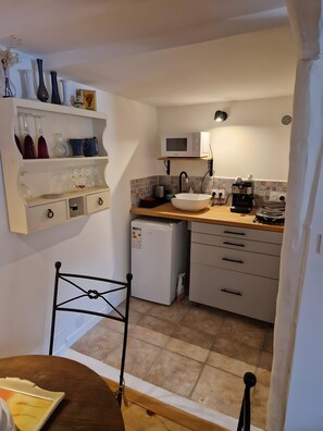 Fridge, microwave, stovetop, coffee/tea maker - Studio "La Farigoulette" with Shared Pool, Private Terrace and Wi-Fi (Aniane)