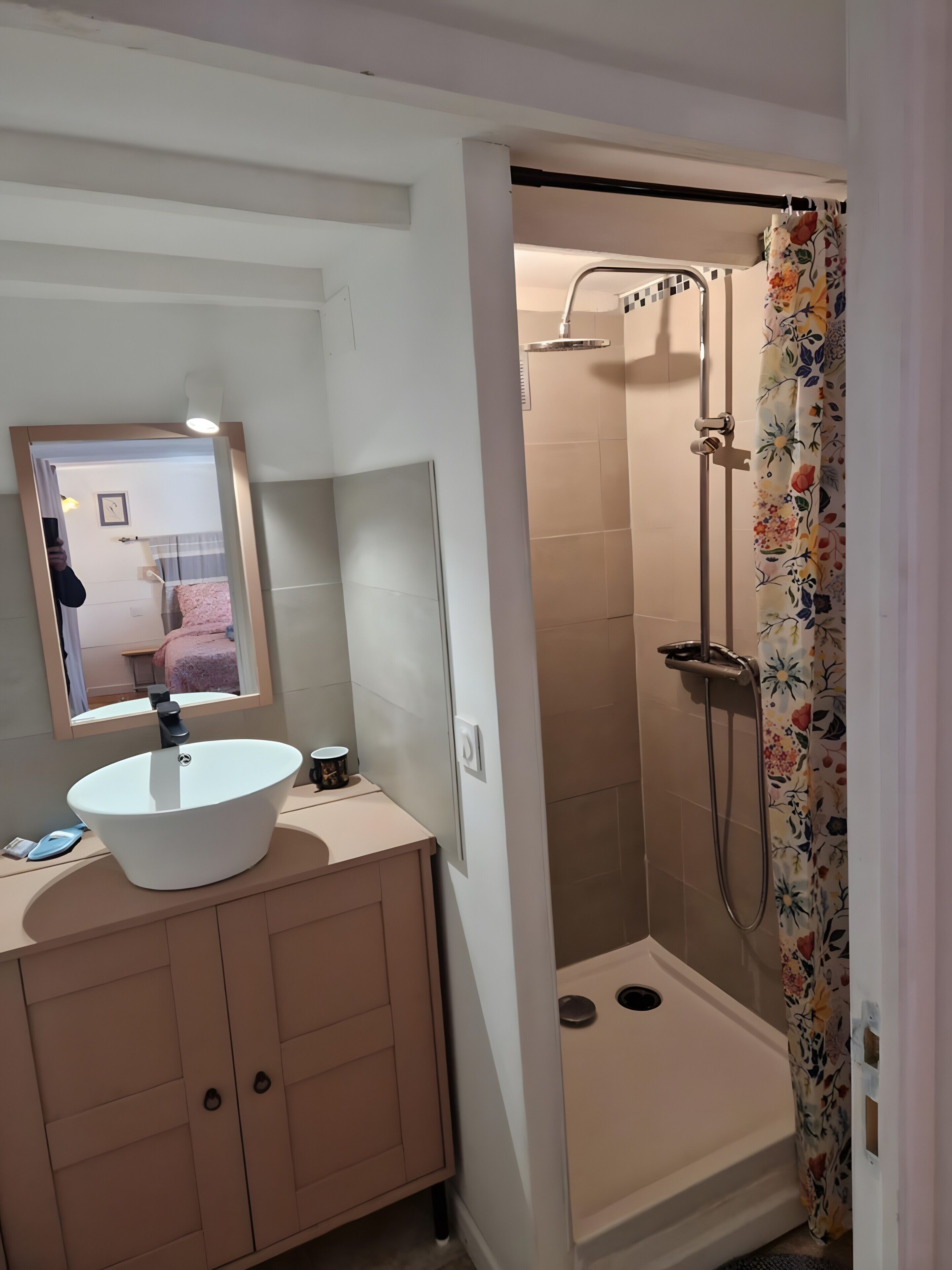 Douche, articles de toilette gratuits, sèche-cheveux