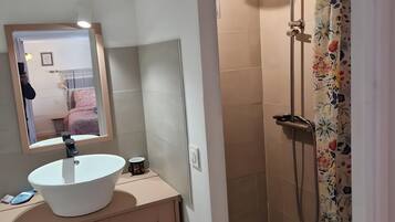Douche, articles de toilette gratuits, sĂšche-cheveux