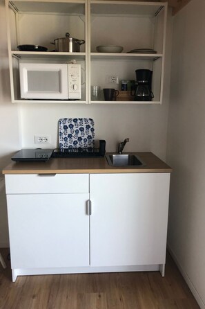 Fridge, microwave, cookware/dishes/utensils - casa Margherita by Interhome (Brenzone)