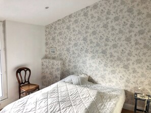 2 bedrooms, iron/ironing board, WiFi, bed sheets - Holiday Home 'La Maison Des Poneys' with Private Terrace, Wi-Fi and Air Conditioning (Le Pian-Médoc)