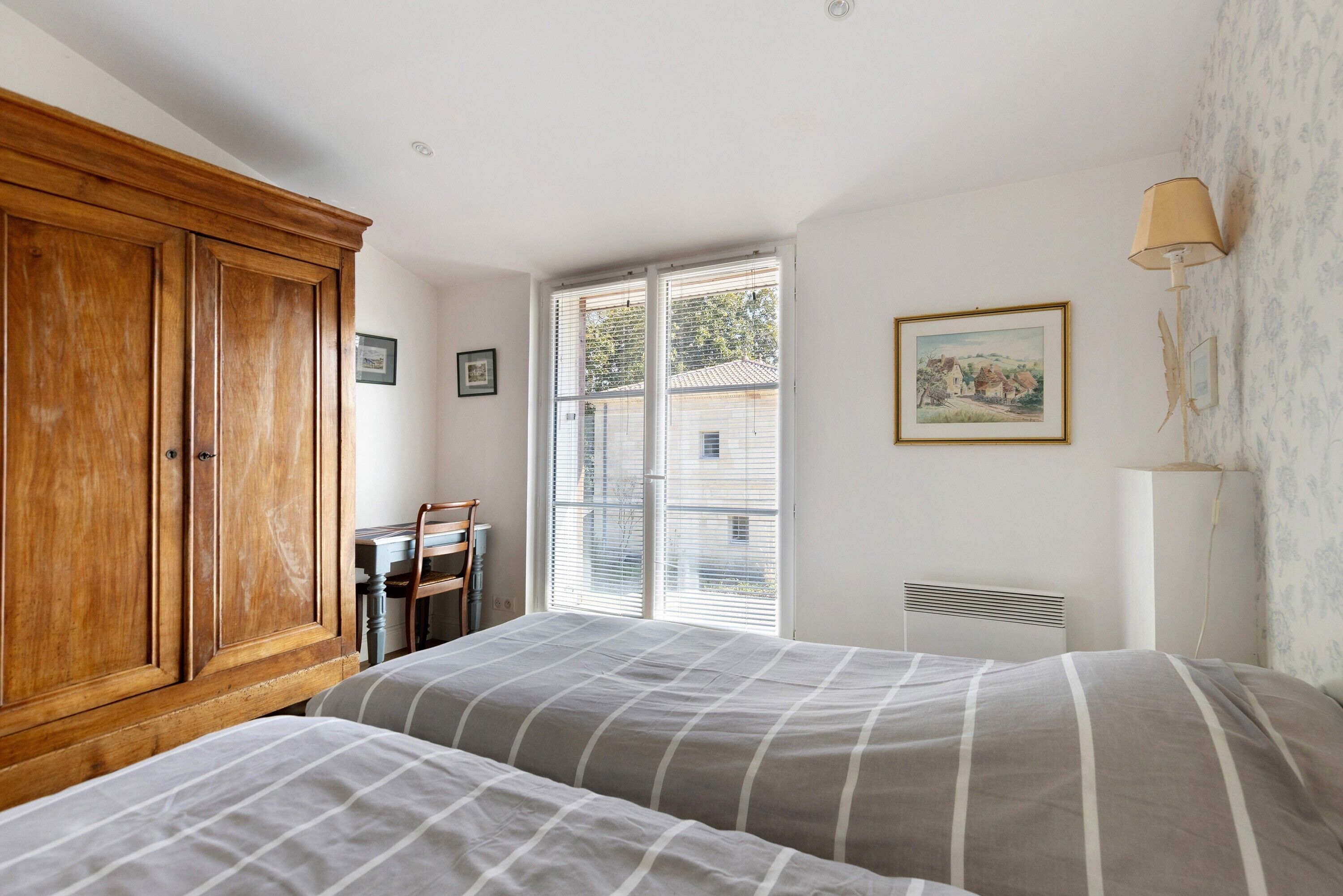 2 habitaciones, tabla de planchar con plancha, wifi y ropa de cama 